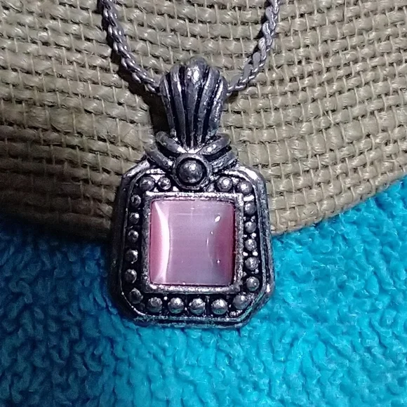 Elegant Pink Cat Eye Stone Silvertone Pendant Necklace vintage intricate detail - Picture 4 of 4